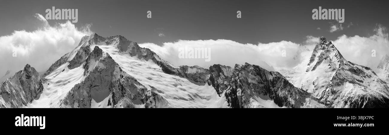 Panorama der schneebedeckten Berggipfel Stockfoto