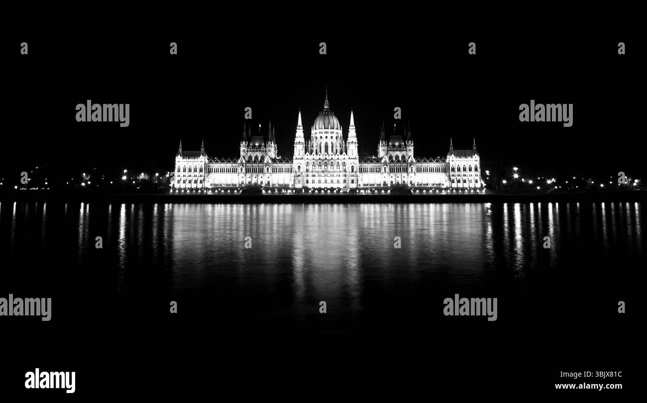 Foto des ungarischen parlaments in schwarz-weiß Stockfoto
