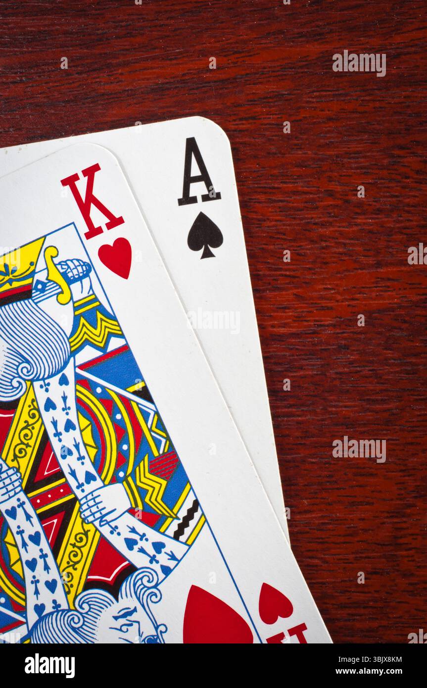 Ein König und ein Ass auf Holzgrund Stockfoto