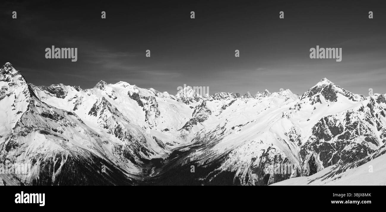 Schwarz-weiß-Panorama von schneebedeckten Berggipfeln Stockfoto
