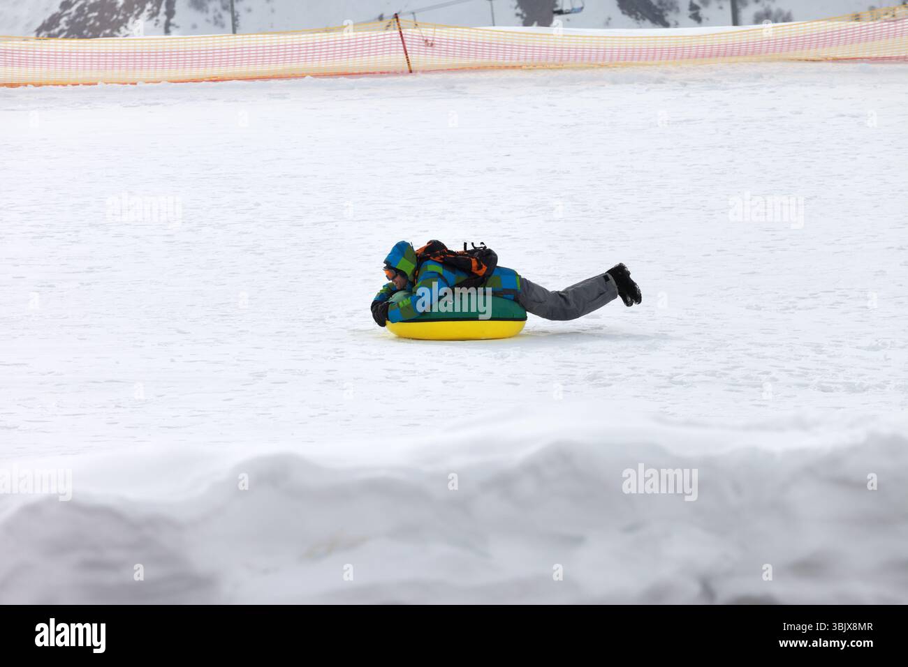 Snowtubing im Skigebiet am sonnigen Wintertag in den Bergen Stockfoto