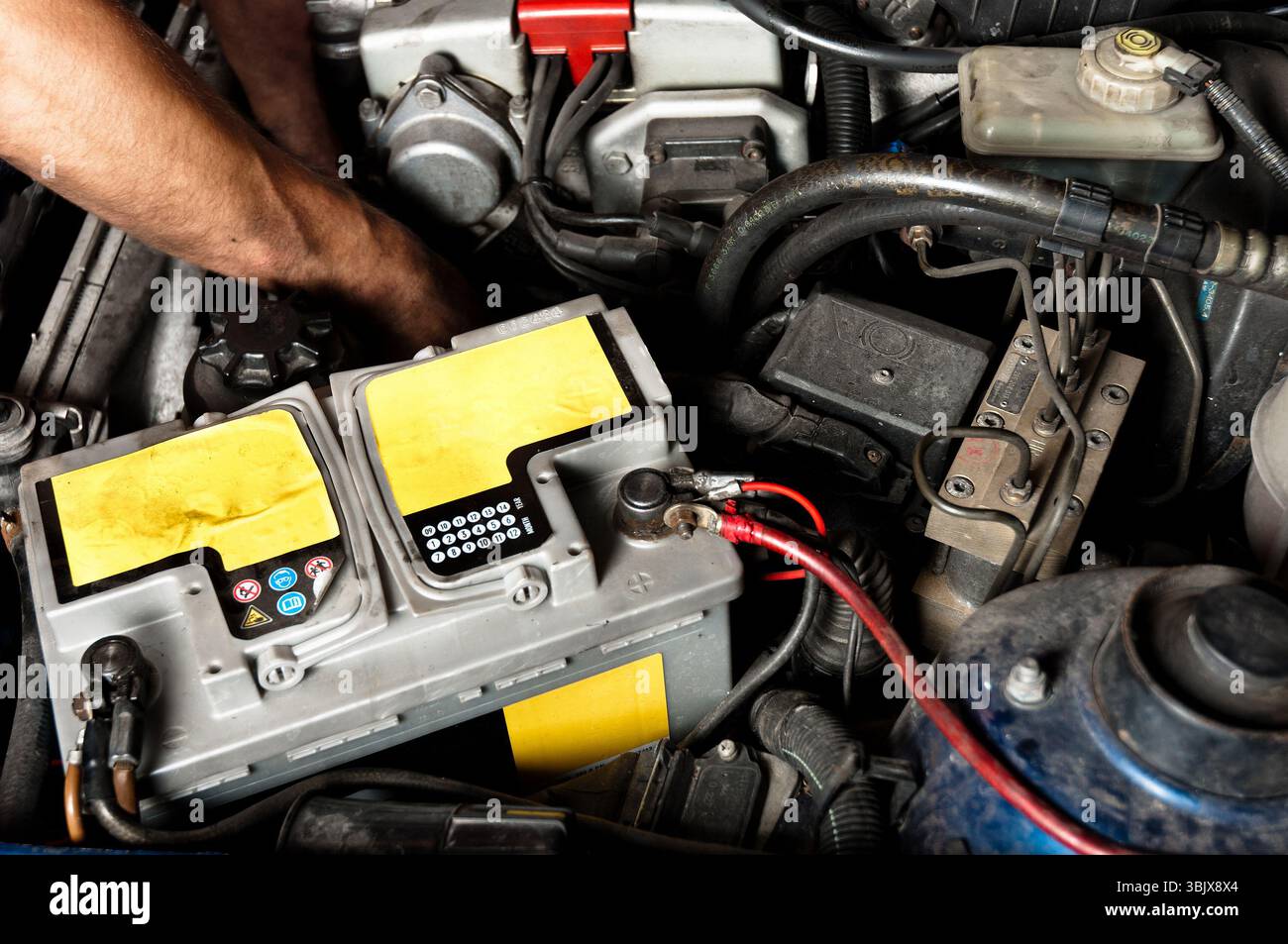 Arbeiter, die das Auto reparieren Stockfoto