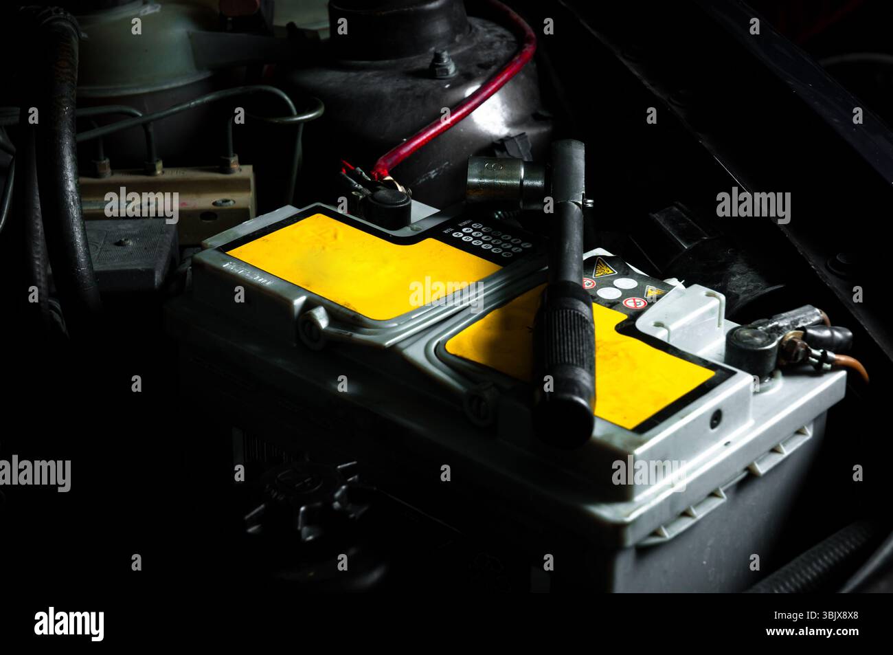 Autobatterie im Auto Stockfoto