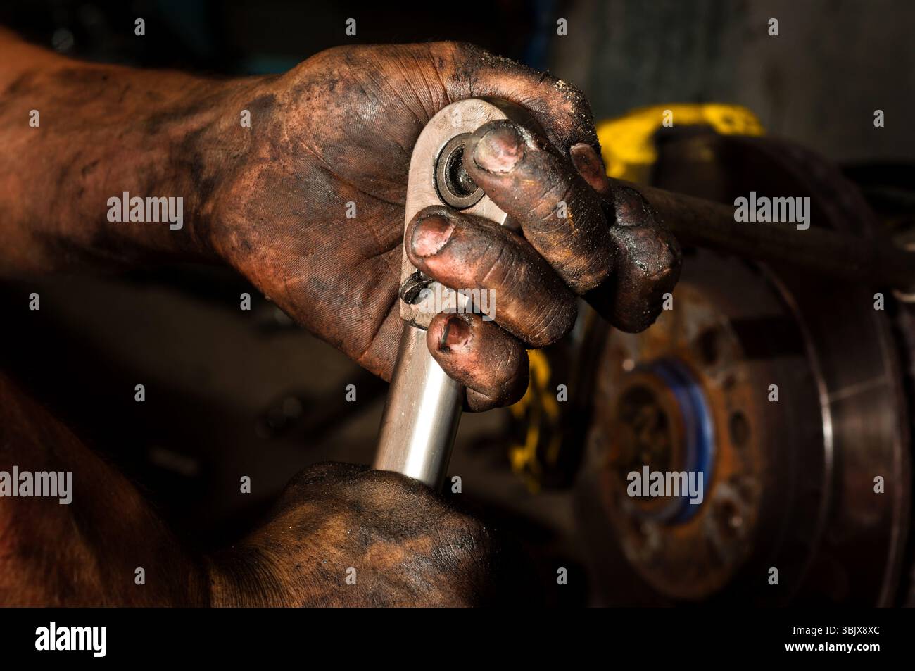 Hart arbeitend Mann mit Händen voll Öl Stockfoto