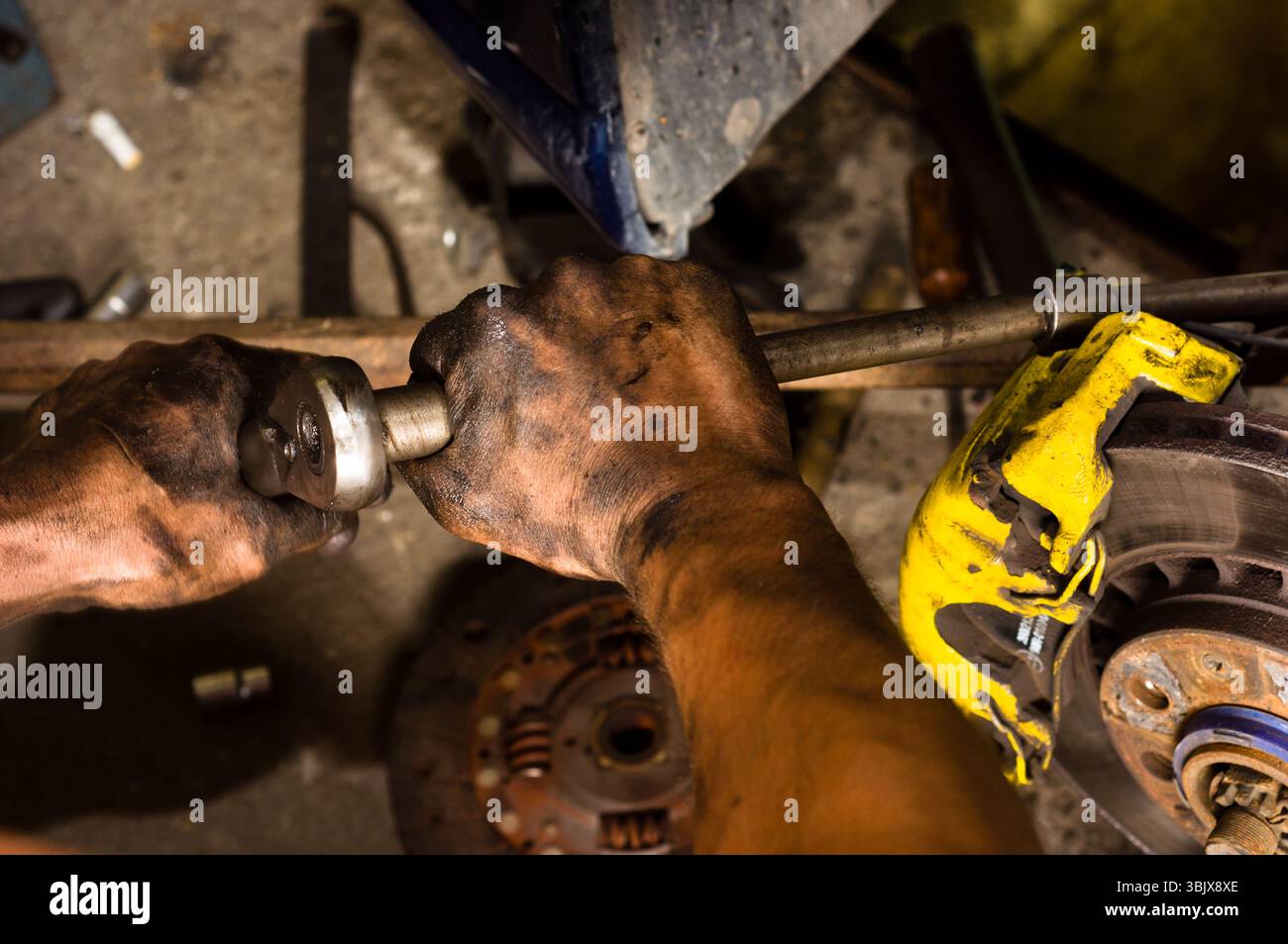Hand eines Arbeiters in einem harten Job Stockfoto
