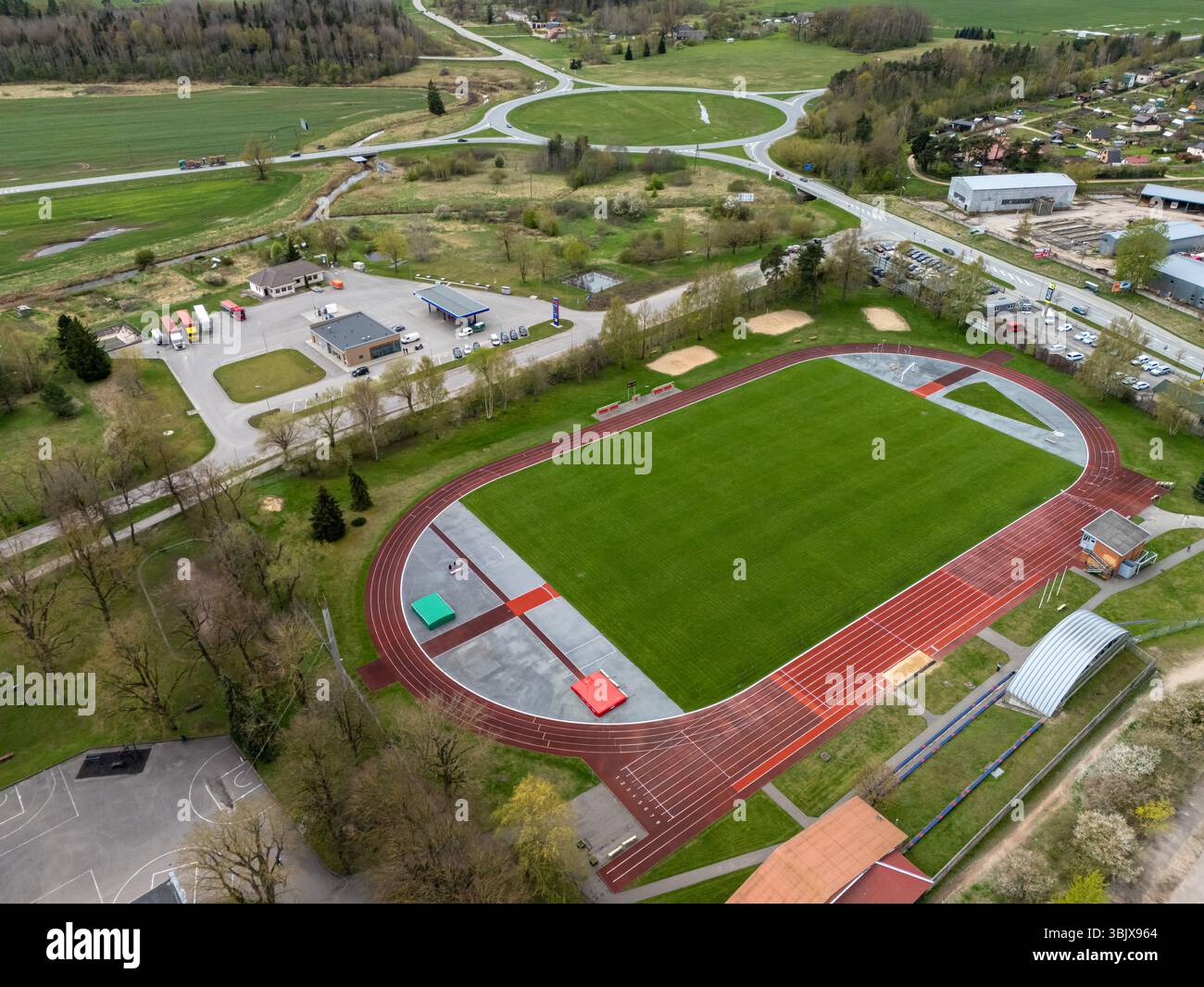 Tukums, Lettland - 26. April 2025: Ausgedehnter Leichtathletik-Leichtathletikkomplex in einer ländlichen Gegend mit umliegendem Grün. Stockfoto