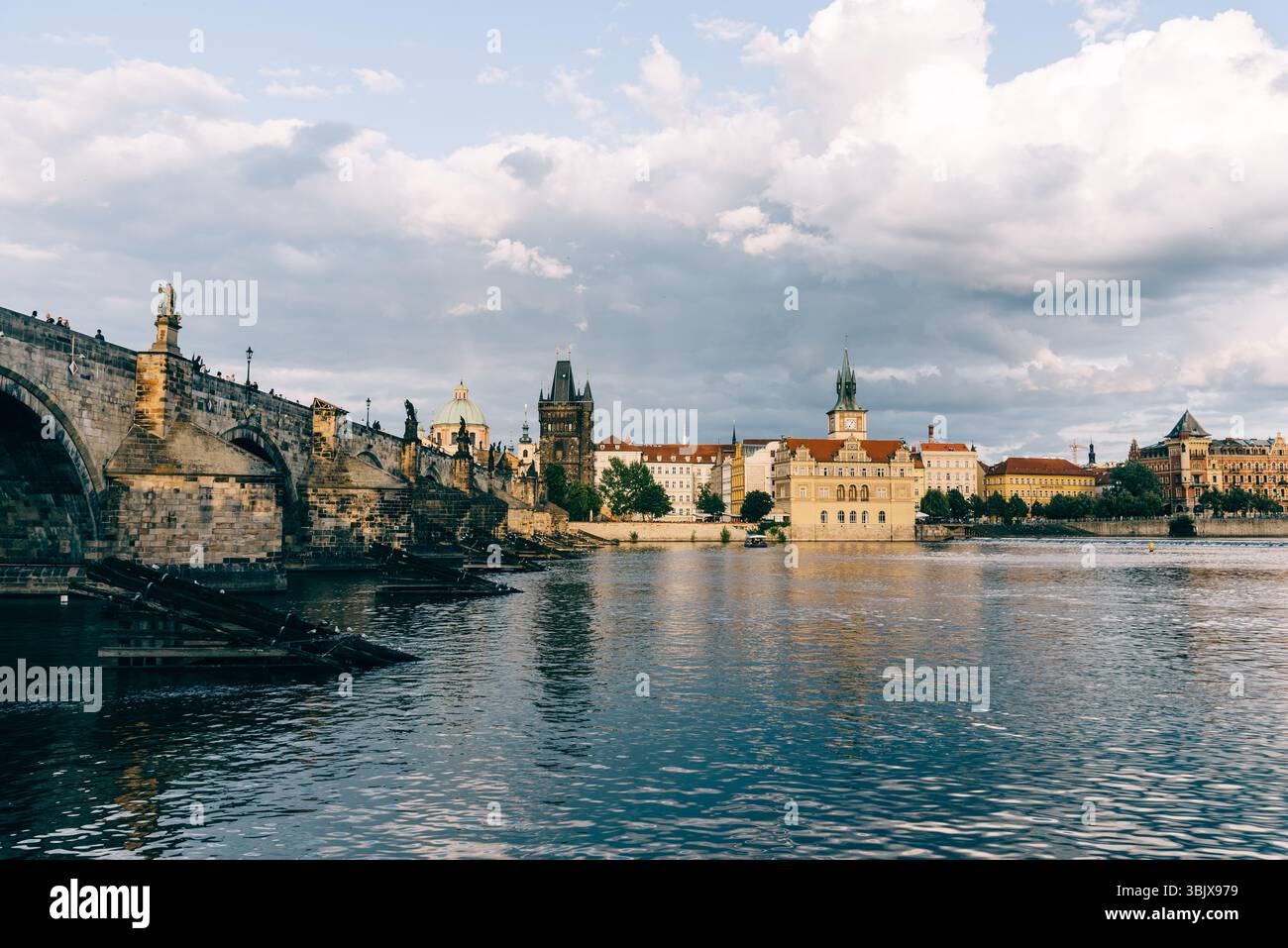 Karlsbrücke in Prag gegen den Himmel bei Sonnenaufgang Stockfoto