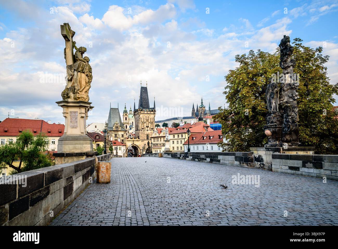 Karlsbrücke in Prag gegen den Himmel bei Sonnenaufgang Stockfoto