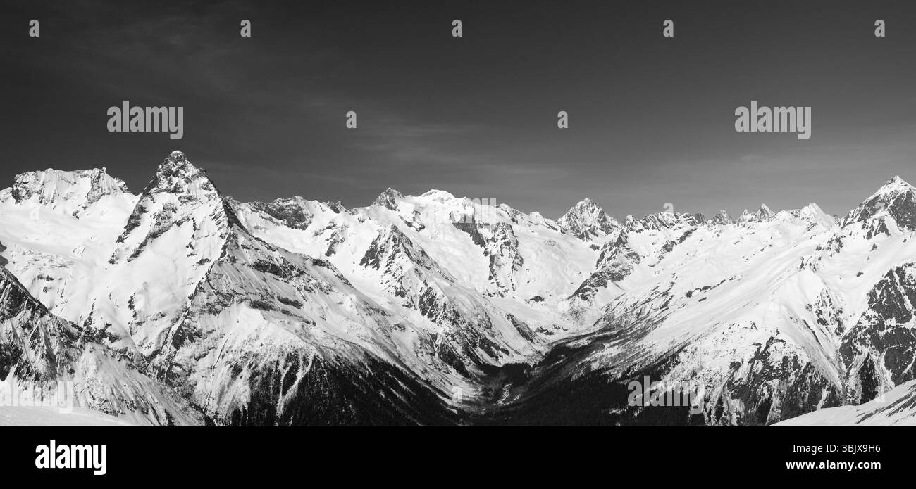 Panorama der schneebedeckten Berggipfel Stockfoto