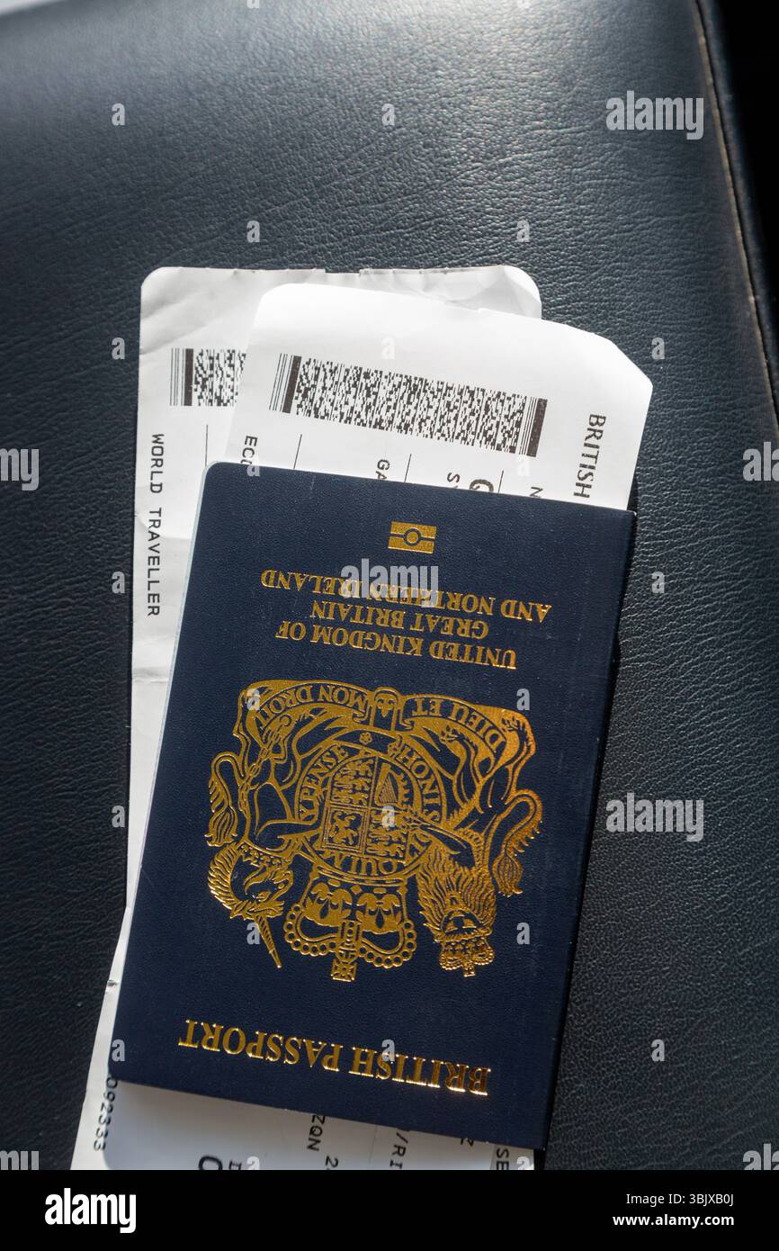 Schließen Sie einen neuen blauen britischen Pass mit British Airways Bordkarten Stockfoto