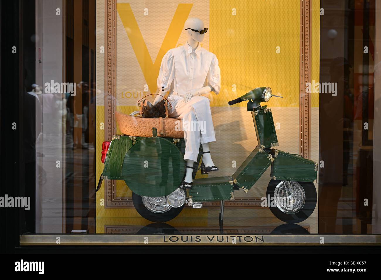 Mailand, Italien - 17. Juni 2025: Produkte werden in den Louis Vuitton Luxusboutique-Fenstern in der Galerie Galleria Vittorio Emanuele II ausgestellt Stockfoto