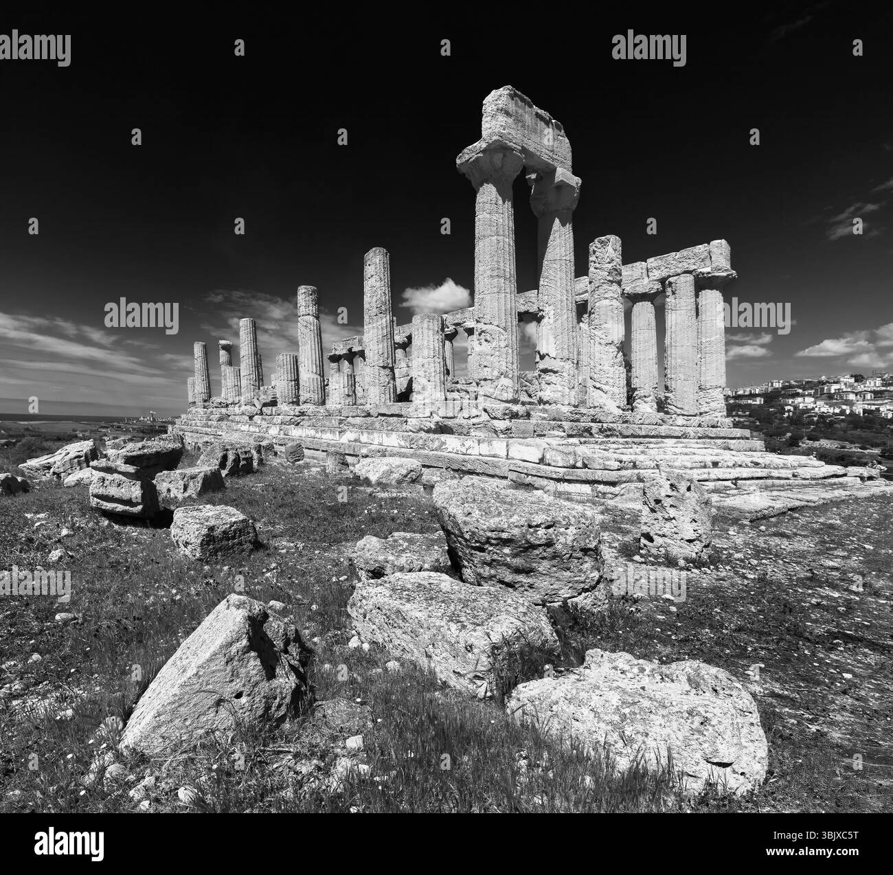 Die Ruinen des antiken Tempels des Herakles erheben sich majestätisch über den Himmel in Sizilien und zeigen eine reiche historische Vergangenheit, Sizilien, Italien Stockfoto