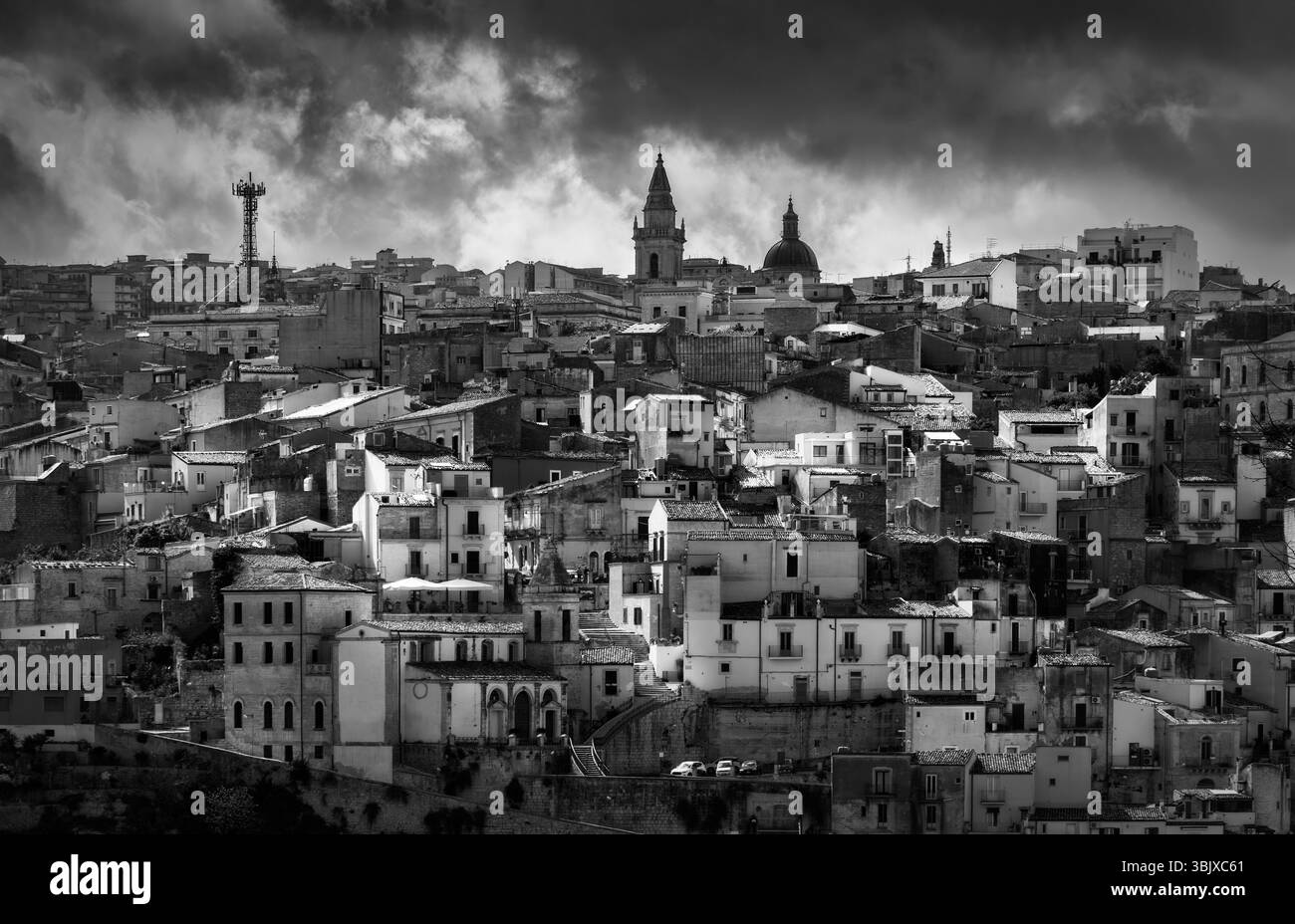 Ragusa Ibla besticht durch historische Architektur, verwinkelte Straßen und einen atemberaubenden Himmel, der eine beeindruckende Szene in Sizilien, Italien, schafft Stockfoto