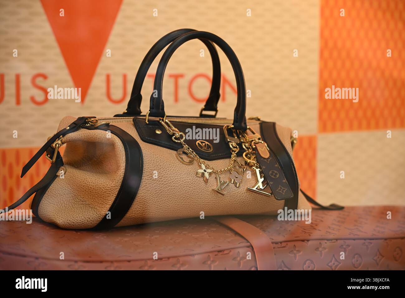 Mailand, Italien - 17. Juni 2025: Ein Produkt wird im Louis Vuitton Luxusboutique-Fenster in der Galerie Galleria Vittorio Emanuele II ausgestellt Stockfoto