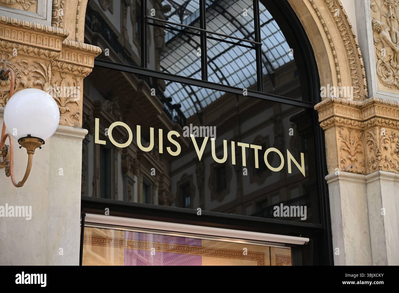 Mailand, Italien - 17. Juni 2025: Das Louis Vuitton Logo ist auf den Boutique-Fenstern in der Galerie Galleria Vittorio Emanuele II vor Milan Fashion W zu sehen Stockfoto