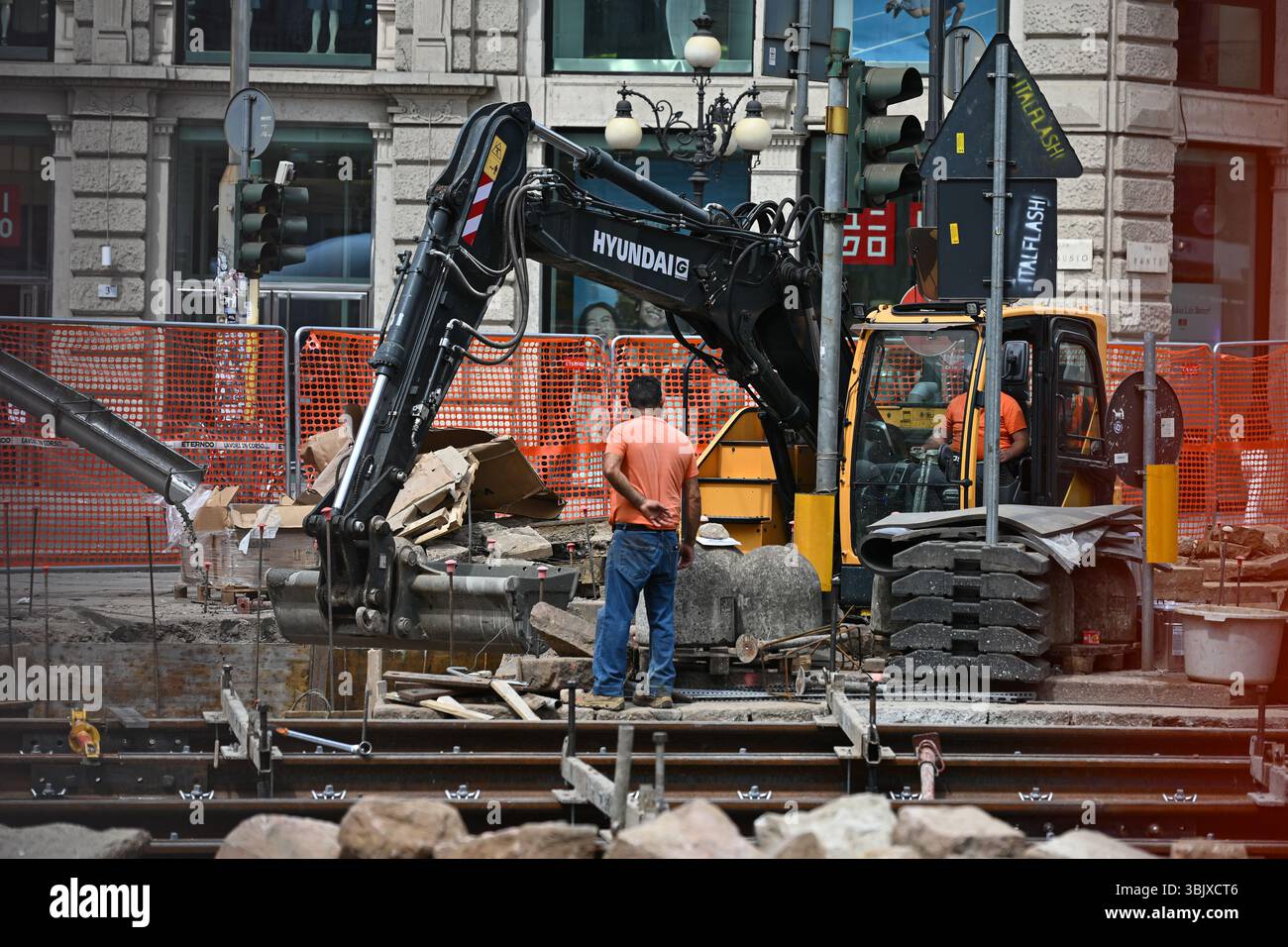 Mailand, Italien - 17. Juni 2025: Straßenbauarbeiter werden auf einer Baustelle auf dem Cordusio-Platz gesehen, da das Gebiet einer großen Sanierung unterzogen wird Stockfoto