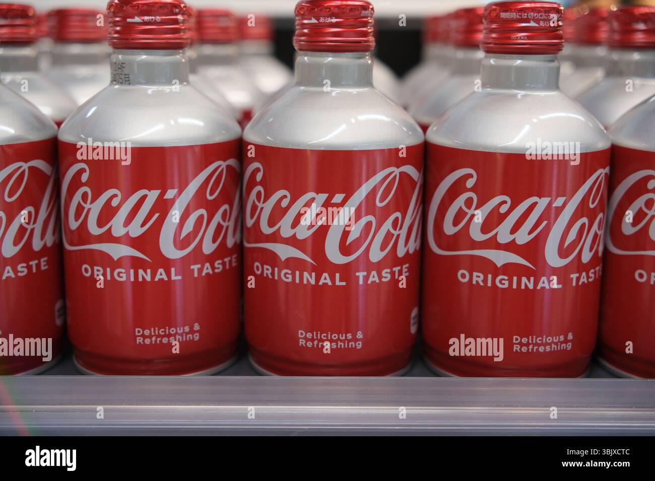 Shanghai, China-10. August 2024: Coca-Cola-Verkauf im Geschäft Stockfoto