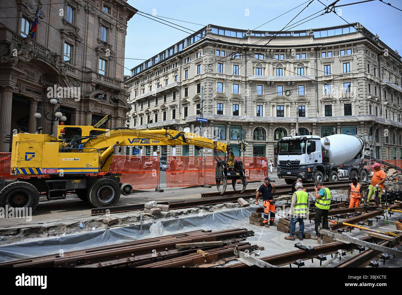Mailand, Italien - 17. Juni 2025: Straßenbauarbeiter werden auf einer Baustelle auf dem Cordusio-Platz gesehen, da das Gebiet einer großen Sanierung unterzogen wird Stockfoto