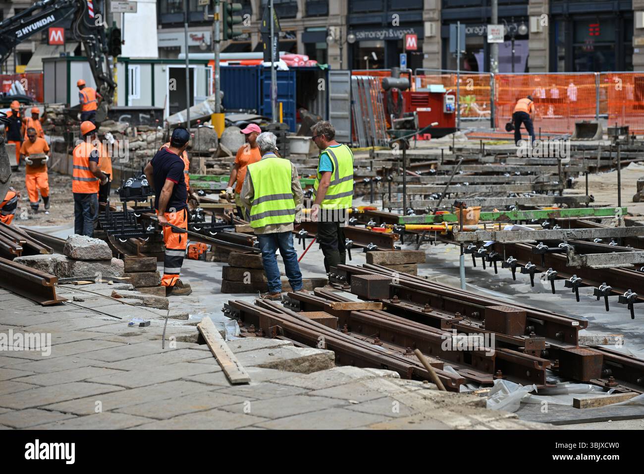 Mailand, Italien - 17. Juni 2025: Straßenbauarbeiter werden auf einer Baustelle auf dem Cordusio-Platz gesehen, da das Gebiet einer großen Sanierung unterzogen wird Stockfoto