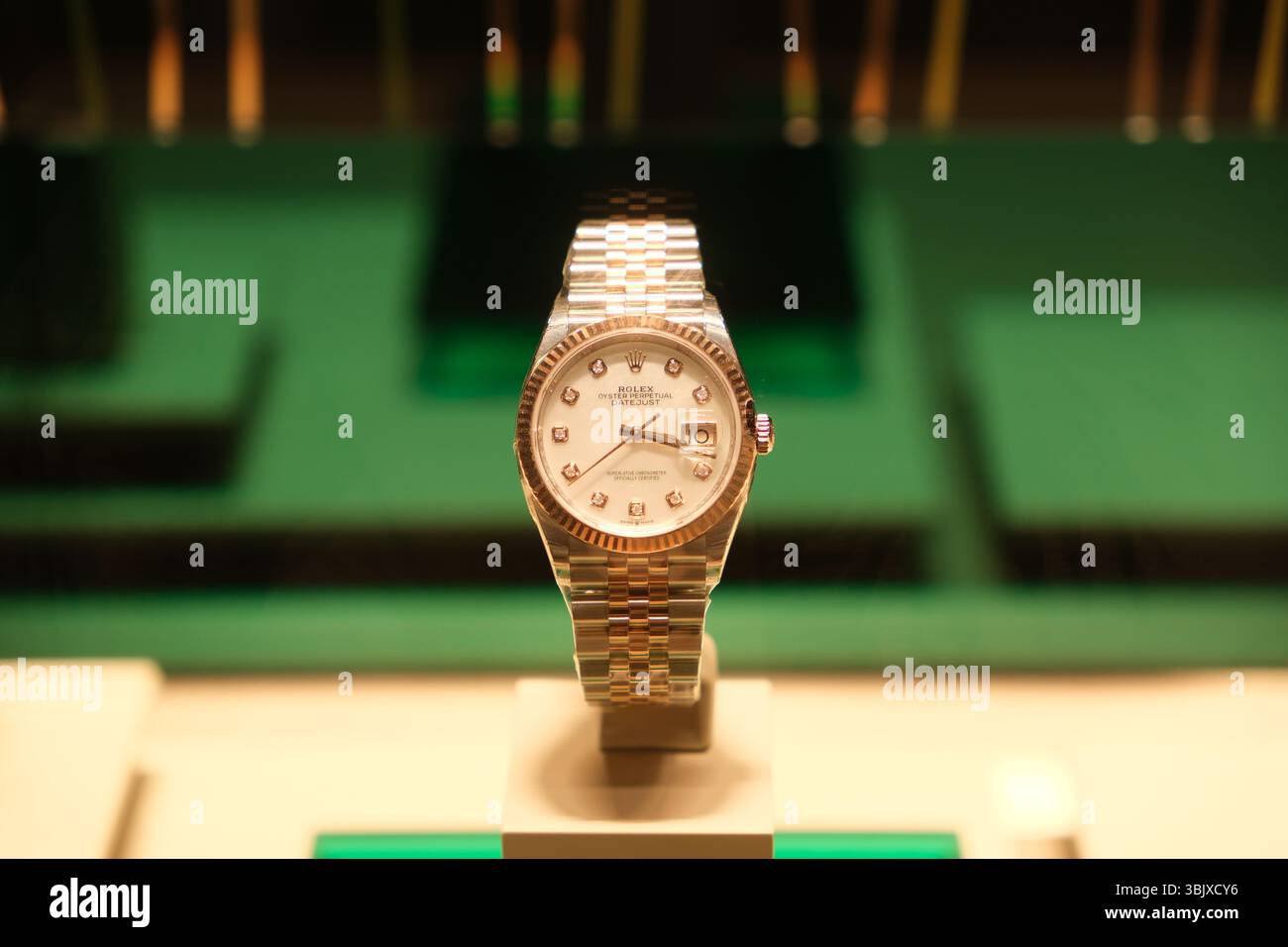 Shanghai, China-10. August 2024: Rolex-Uhr im Geschäft verkauft Stockfoto
