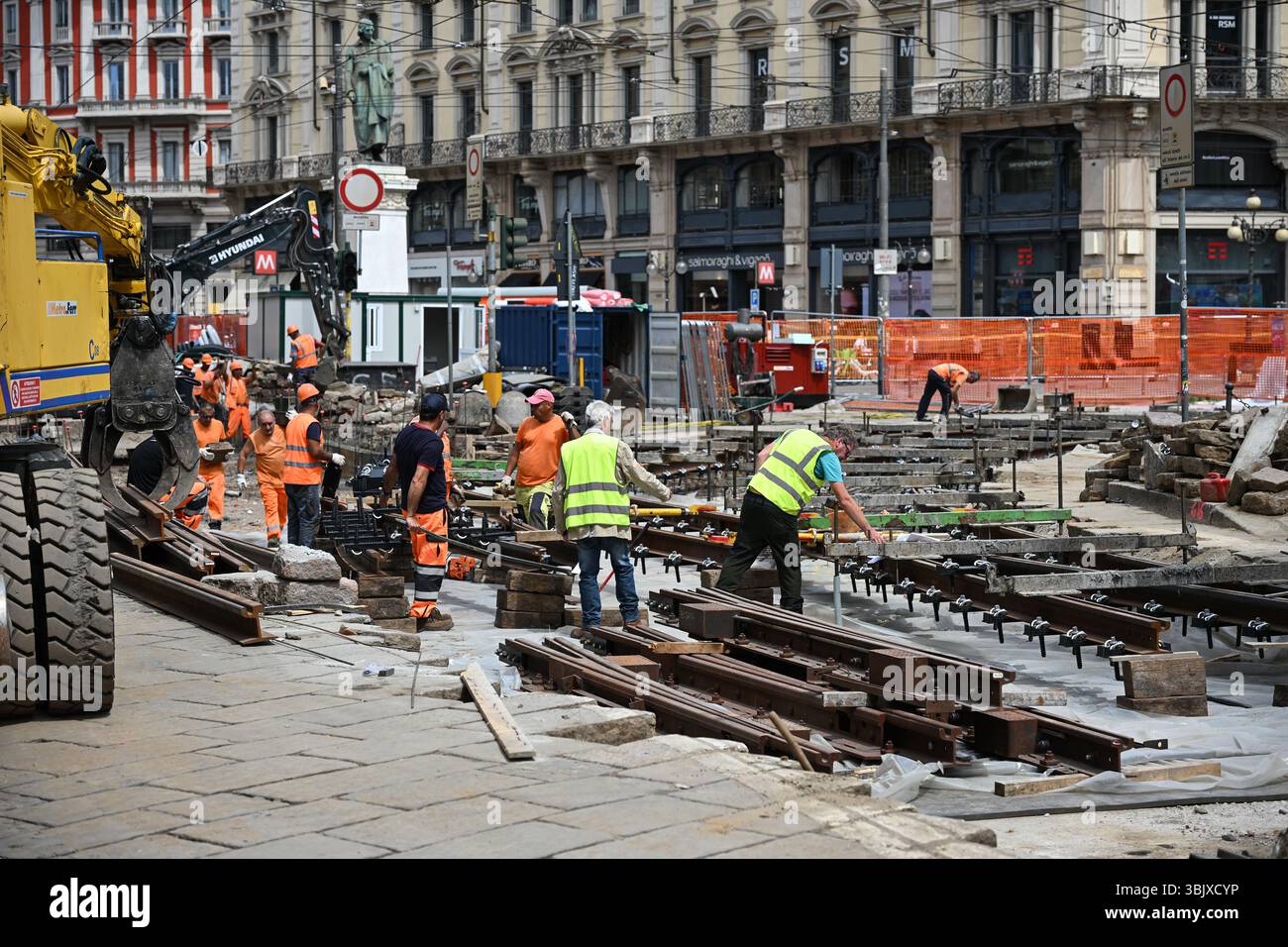 Mailand, Italien - 17. Juni 2025: Straßenbauarbeiter werden auf einer Baustelle auf dem Cordusio-Platz gesehen, da das Gebiet einer großen Sanierung unterzogen wird Stockfoto
