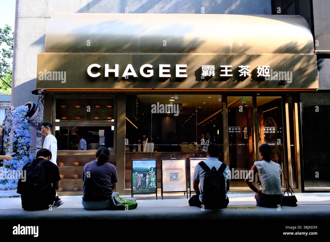Shanghai, China-31. August 2024: CHAGEE Milk Tea Store with People Stockfoto