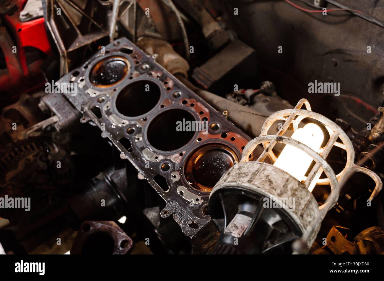 Fettige Autoteile mit elektrischer Lampe Stockfoto
