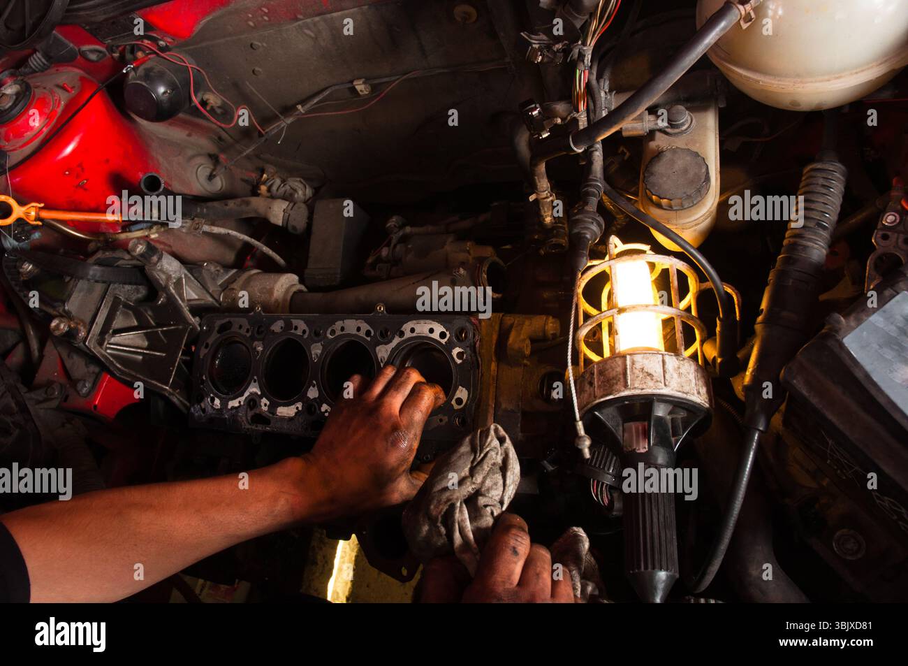 Öffnen Auto Nahaufnahme in der Garage mit der Hand eines Arbeiters Stockfoto