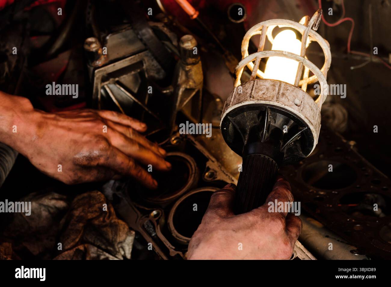 Mechaniker Arbeiter Inspektion Auto-Interieur Stockfoto