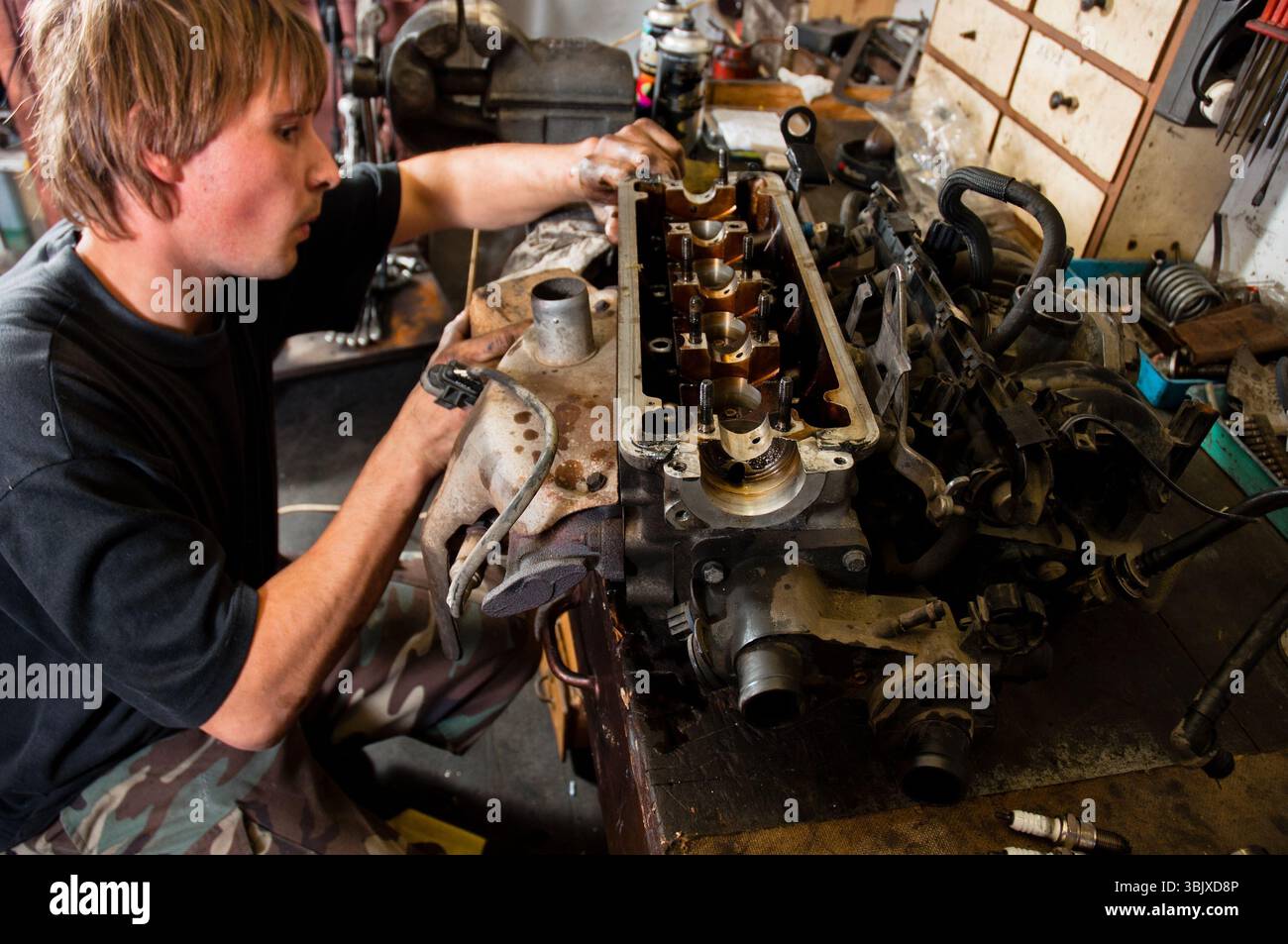 Mechaniker Arbeiter Inspektion Auto-Interieur Stockfoto