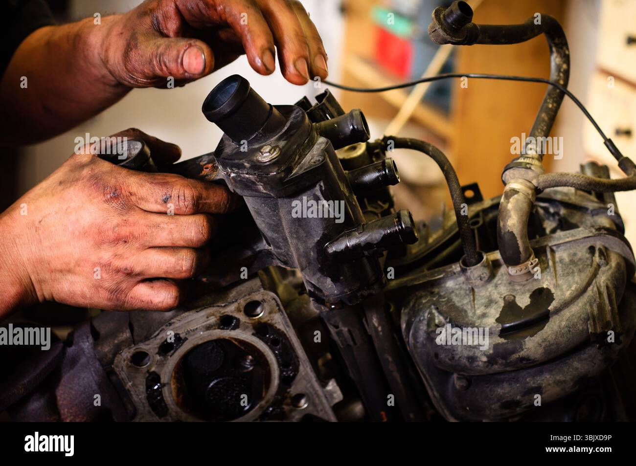 Arbeiter Reparatur mechanische Komponente mit seinen Händen Stockfoto