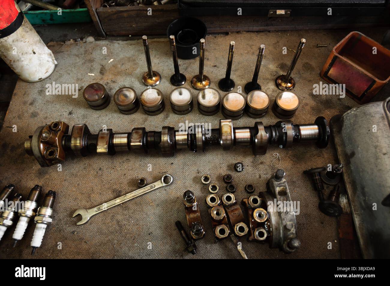 Die Nockenwelle des Autos auf der hölzernen Platte Stockfoto