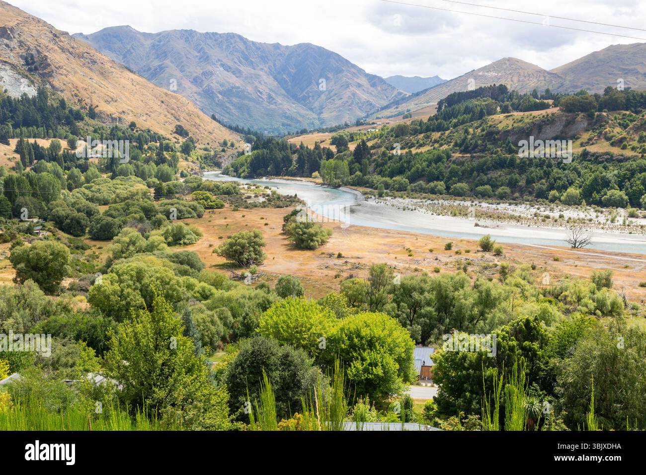 Blick auf den Shotover River und das Tucker Beach Reserve am Stadtrand von Queenstown, Neuseeland. Stockfoto