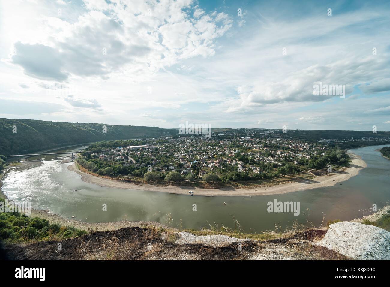 Zalishchyky - kleine Stadt in der Biegung des Flusses Dniester. Weitwinkelansicht der Flussbiegung im Canyon. Stockfoto