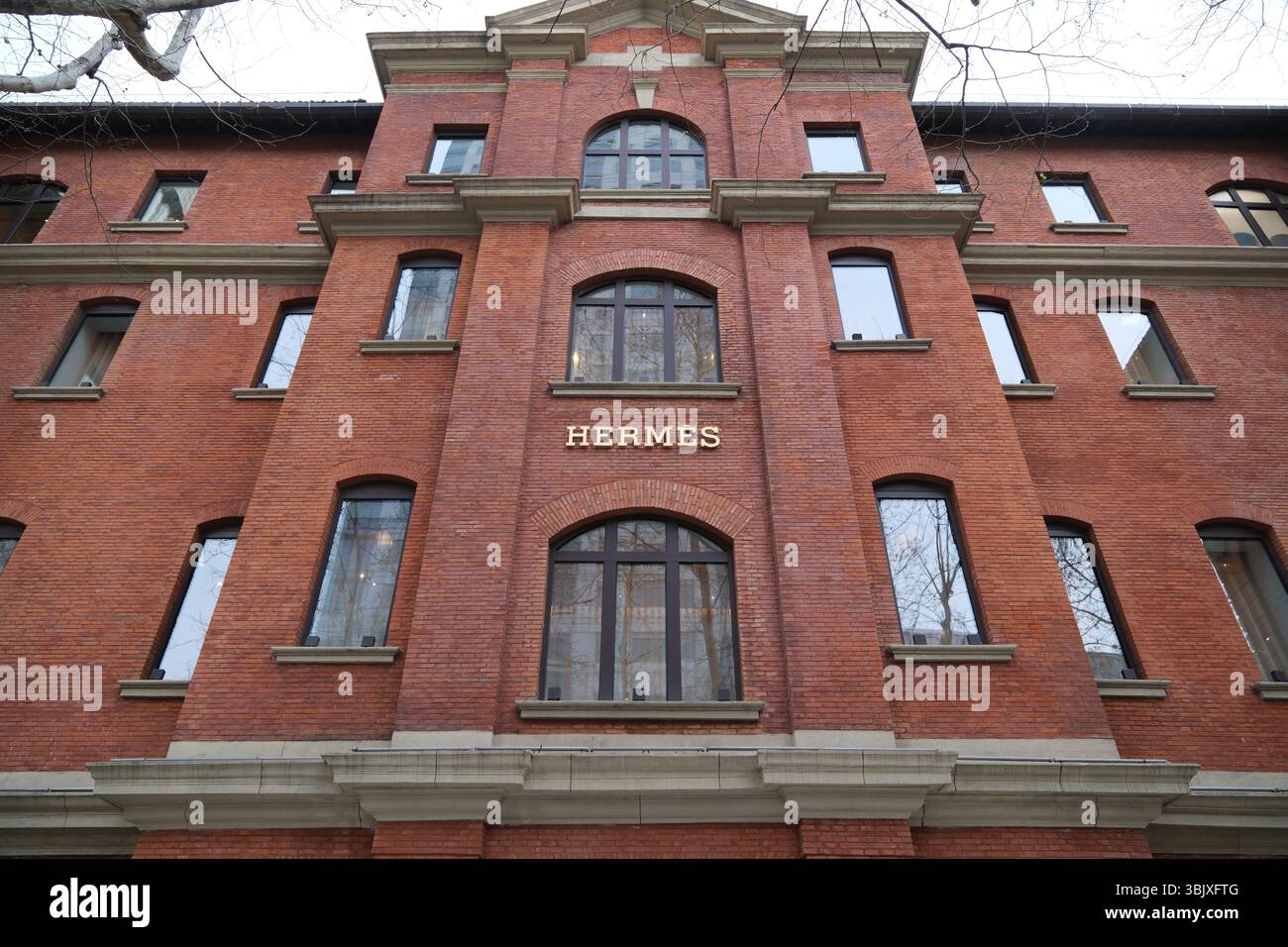 Shanghai, China - 29. März 2025: Große Hermès-Ladenfassade Stockfoto