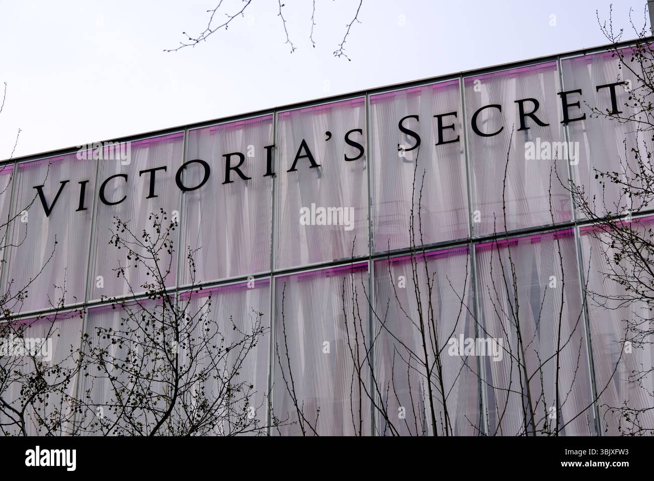 Shanghai, China, 29. März 2025: Logo der Firma Victoria's Secret Stockfoto