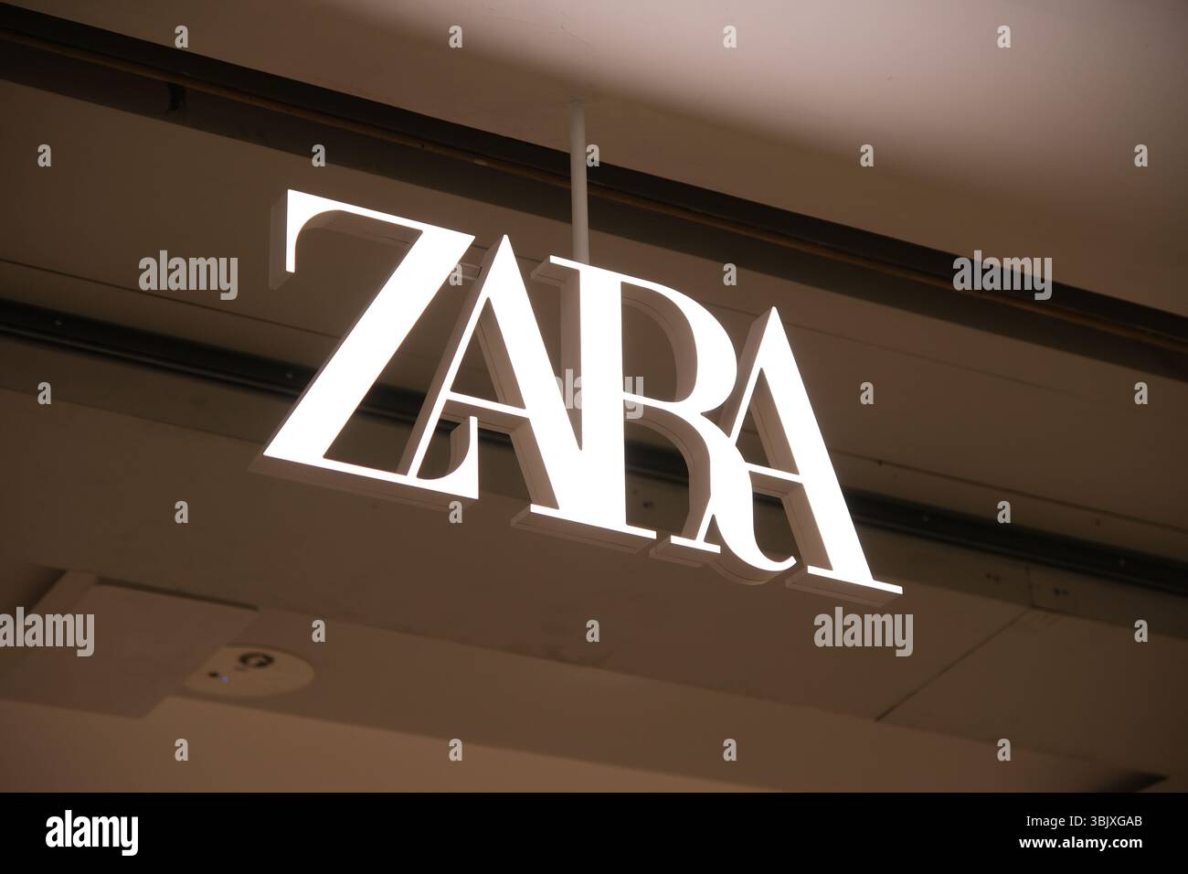 Shanghai, China - 29. März 2025: Markenlogo ZARA Stockfoto