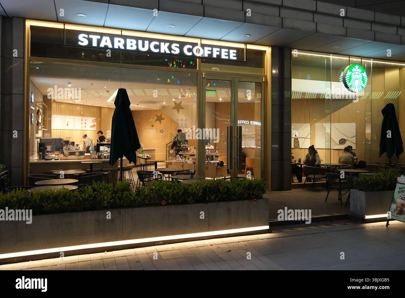Shanghai, China - 4. April 2025: Starbucks Coffee Store Stockfoto