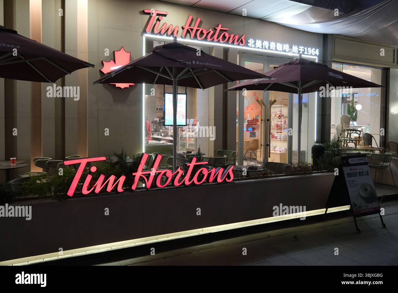 Shanghai, China - 4. April 2025: Tim Hortons Store mit Markenlogo Stockfoto