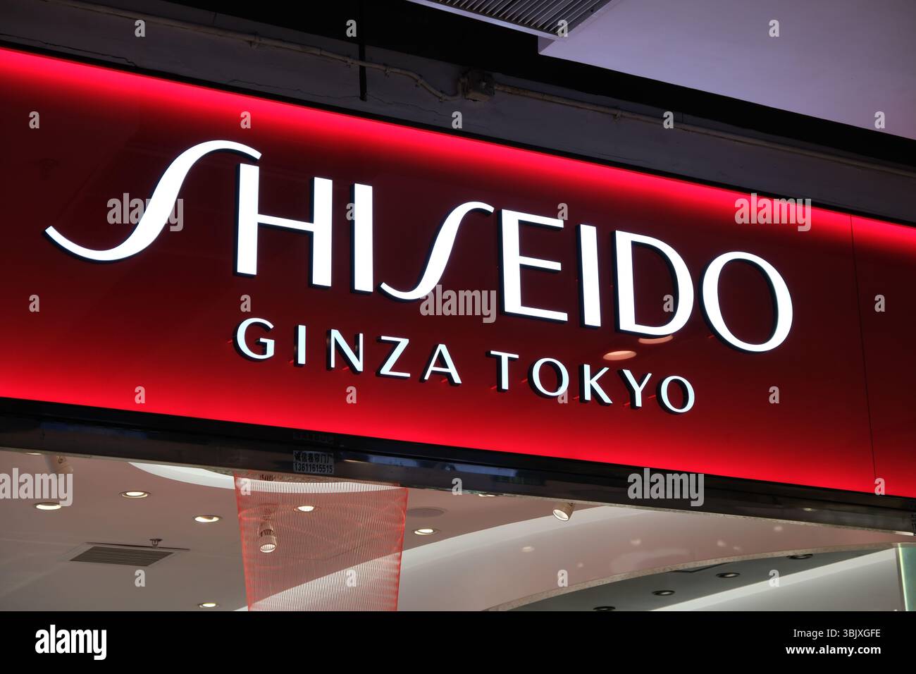 Shanghai, China - 4. April 2025: Logo der Marke SHISEIDO Stockfoto