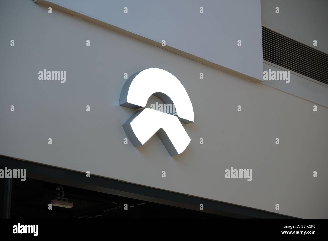 Shanghai, China – 4. April 2025: Markenlogo des Unternehmens NIO Stockfoto