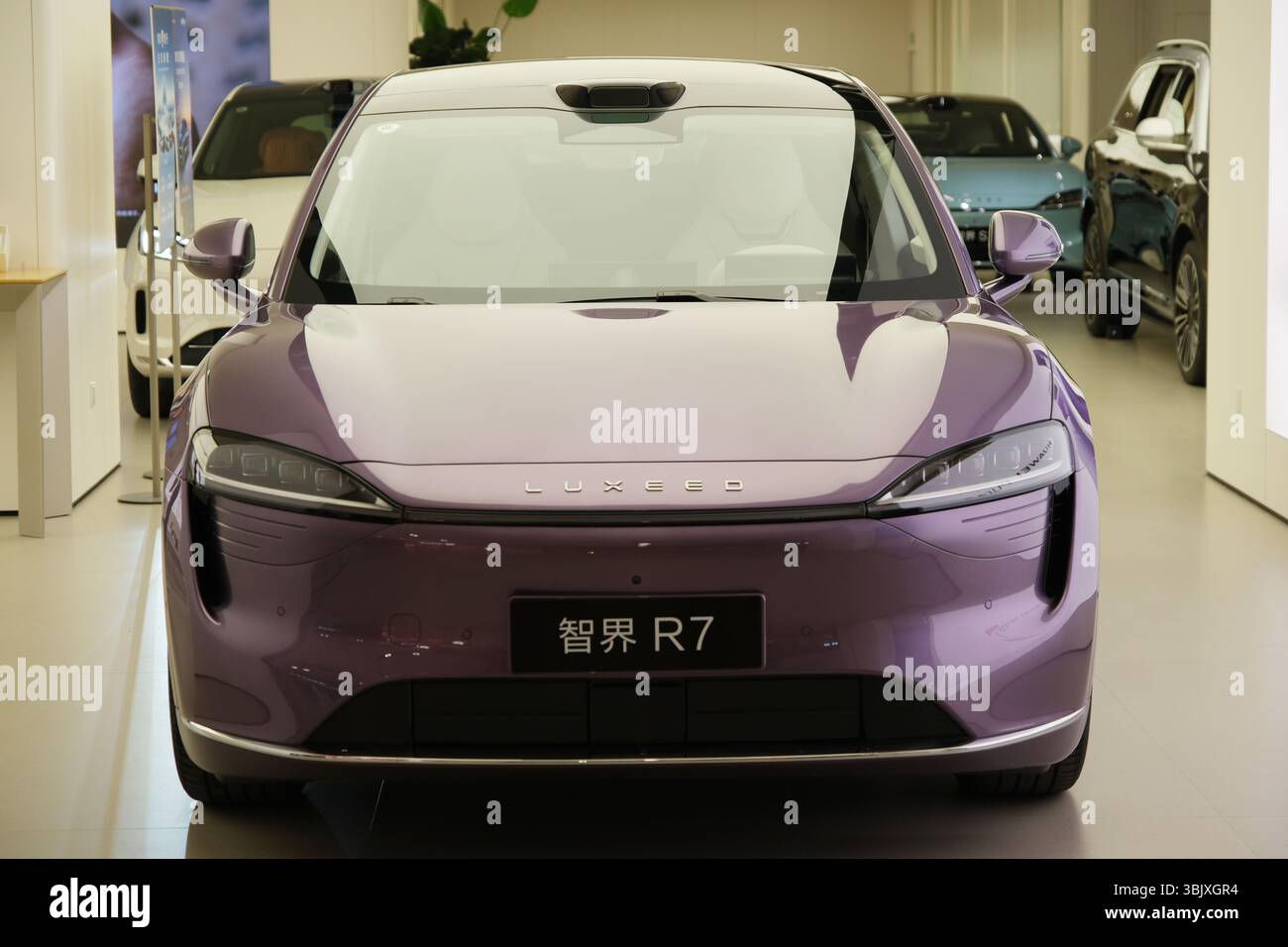 Shanghai, China - 4. April 2025: Vorderansicht des Luxeed R7 Elektroautos Stockfoto