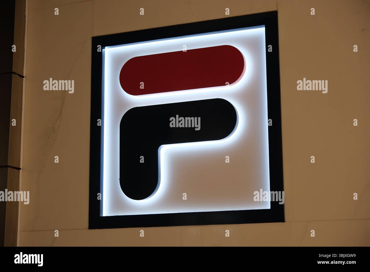 Shanghai, China - 4. April 2025: Firmenlogo Fila Stockfoto