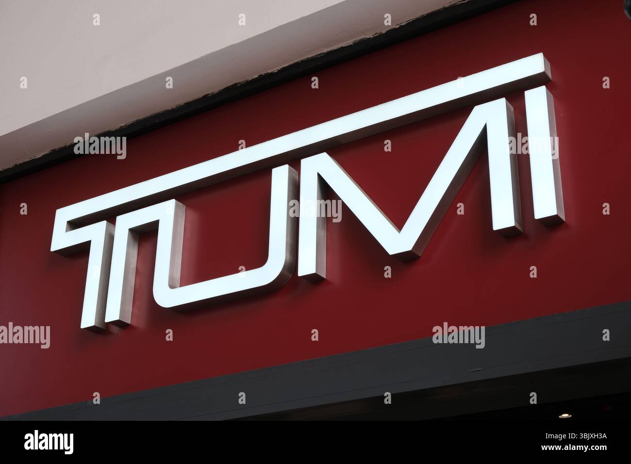 Shanghai, China - 5. April 2025: Firmenlogo der Marke Tumi Stockfoto