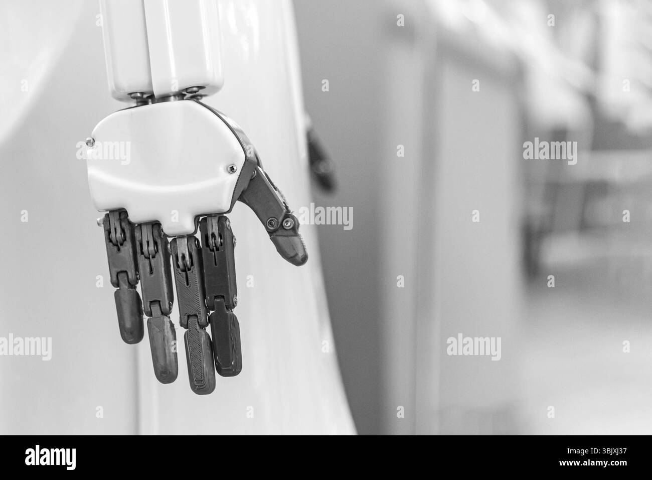 Schwarz-weiß-Foto der Hand eines humanoiden Roboters Stockfoto