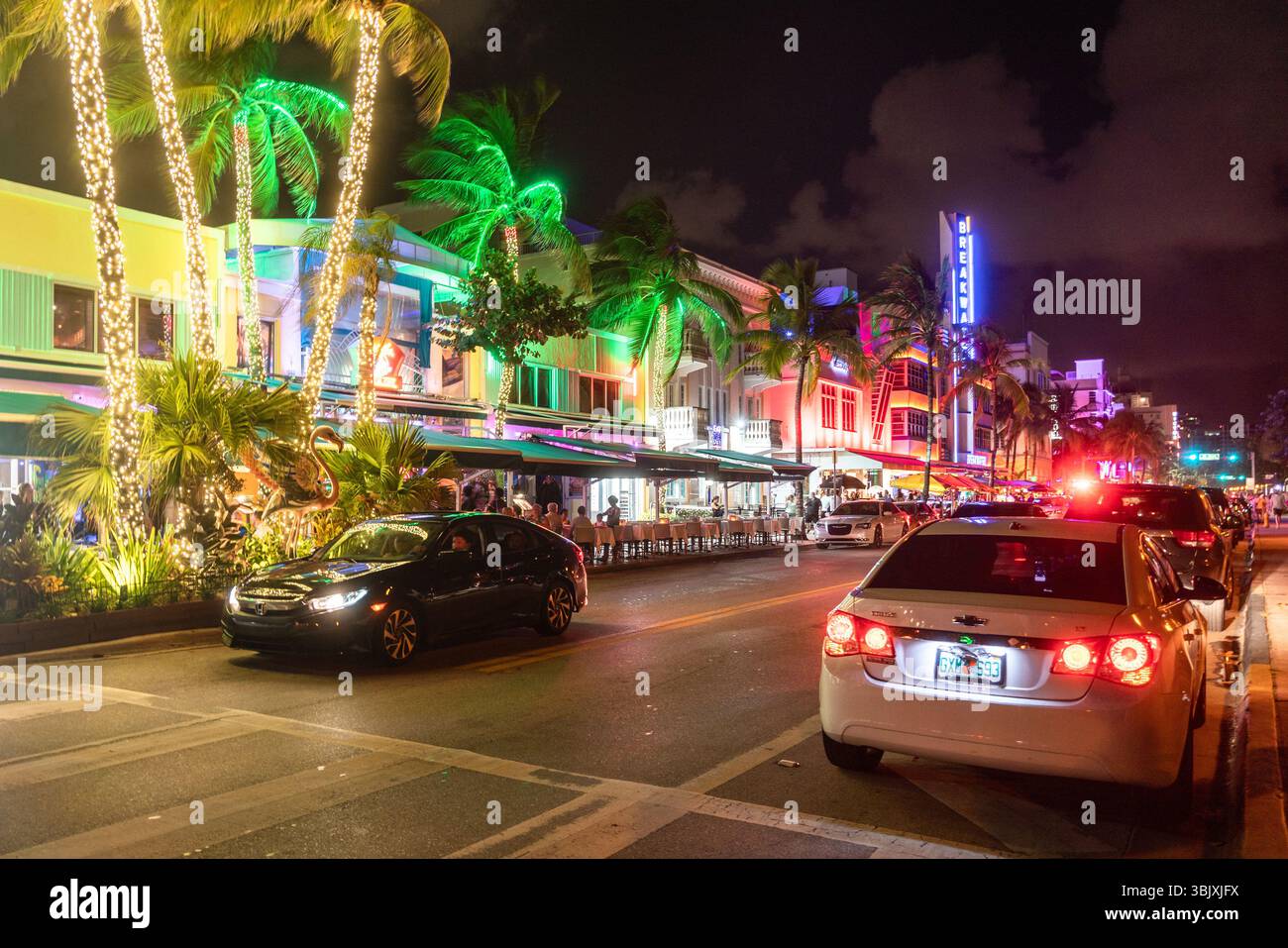 Miami Beach, USA - 10. September 2019: Ocean Drive Miami Beach bei Sonnenuntergang. Skyline der Stadt mit Palmen in der Abenddämmerung. Art Deco auf dem Sout Stockfoto
