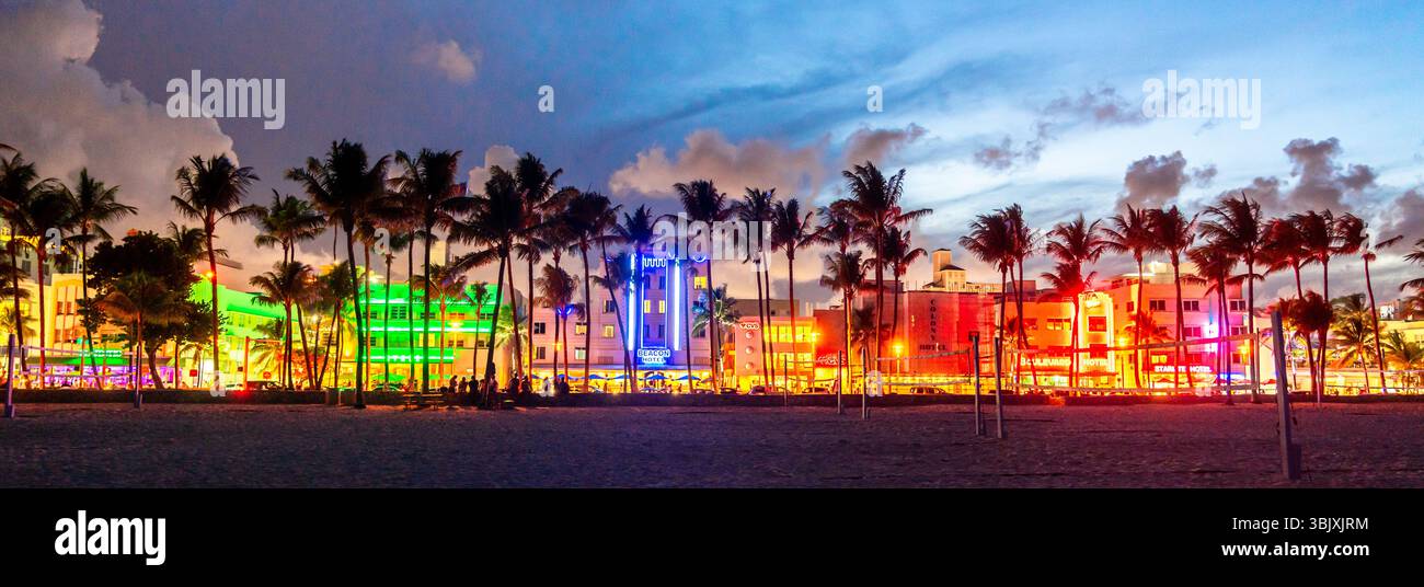 Miami Beach, USA - 10. September 2019: Panorama der Hotels und Restaurants am Ocean Drive bei Sonnenuntergang. Skyline der Stadt mit Palmen Stockfoto