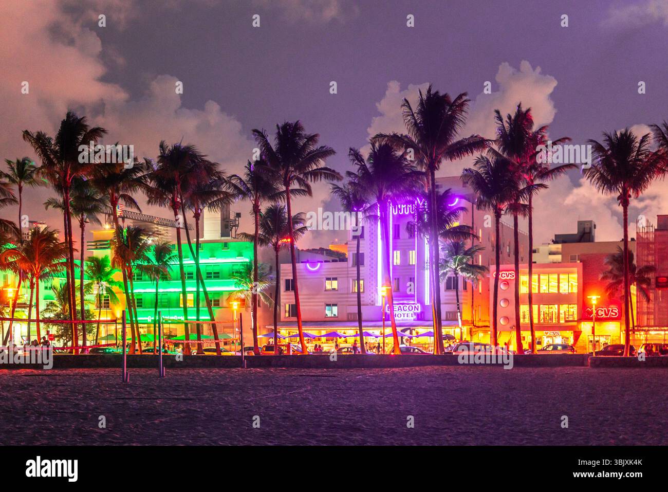 Miami Beach, USA - 10. September 2019: Ocean Drive in Miami Beach bei Sonnenuntergang. Skyline der Stadt mit Palmen in der Abenddämmerung. Art Deco auf S Stockfoto