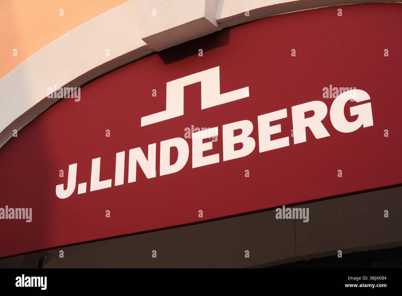 Shanghai, China – 5. April 2025: Firmenlogo der Marke J.LINDEBERG Stockfoto