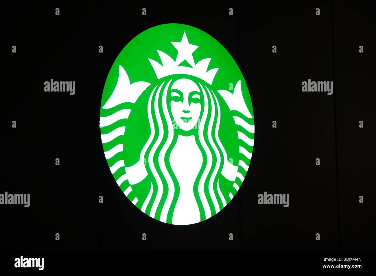 Shanghai, China – 5. April 2025: Markenlogo der Starbucks Coffee Company Stockfoto